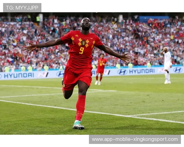 卢卡库硬扛中路后送出爆射，比利时再度掌控节奏