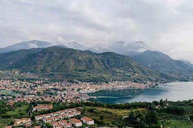 2015年季后赛：库里在对阵灰熊的比赛中，投中8个三分球收官，帮助勇士摘得冠军！